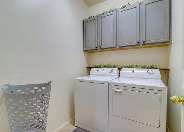 Mountain Views + Nearby Hikes: Escape! Holiday home *